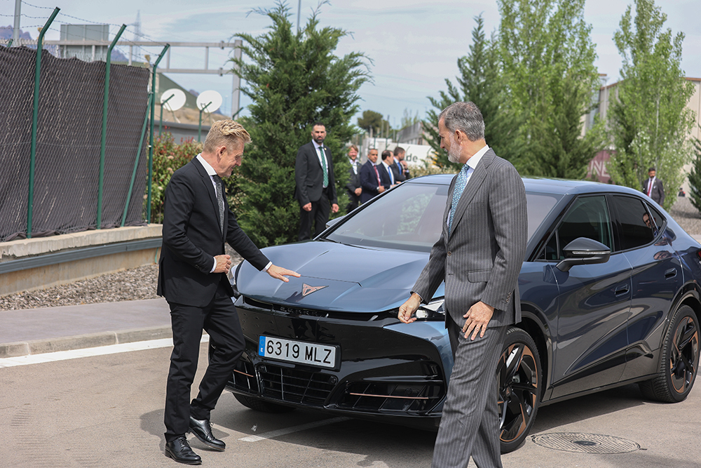 H M King Felipe VI visits the construction site of SEAT S A s new battery assembly plant 05 HQ