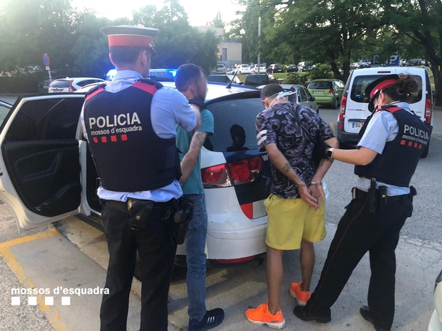 SUCCESSOS: Dos detinguts a Sant Feliu de Llobregat per robatori amb força en establiments comercials