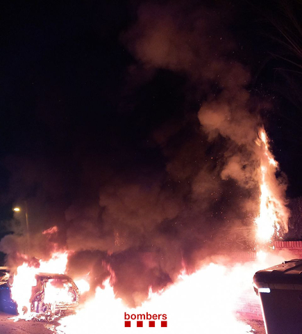 SUCCESSOS: Crema a Sant Just Desvern un vehicle i diversos contenidors a la via pública