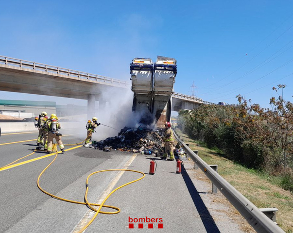 SUCCESSOS: Un incendi a Sant Boi en un camió d’escombraries provoca més de dos quilòmetres de retencions a la C-32