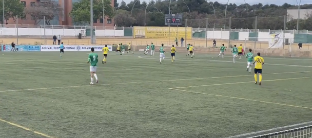  ESPORTS (FUTBOL, TERCERA RFEF): El Castelldefels salva el primer match ball