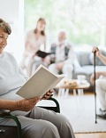 L’edat mitjana de les persones residents en residències és de 84,6 anys, +6,3 anys superior que l’edat mitjana de les persones grans que viuen soles 78,3 anys.