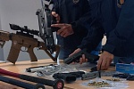 Els Mossos d’Esquadra van intervenir dues armes de foc, diverses armes prohibides, terminals de telefonia mòbil, documentació en format físic i digital