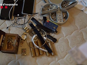 Els Mossos van recuperar 200 objectes sostrets, sobretot joies, rellotges i dispositius electrònics