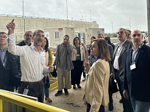 El delegat del Govern a Barcelona, Joan Borràs i Alborch, va visitar la dessalinitzadora del Prat de Llobregat acompanyat per les direccions dels serveis territorials dels departaments de la Generalitat a la vegueria de Barcelona