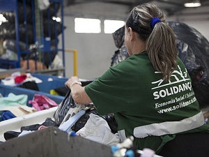 L’aposta de Solidança no només rau en la reutilització i el reciclatge de la roba que tindrà una segona vida, sinó també en la formació i l’oferta de llocs de treball per a persones amb risc d’exclusió social 