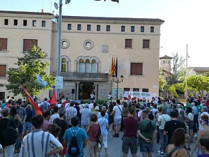 Imatge de la manifestació al davant de l'Ajuntament de Cornellà de Llobregat