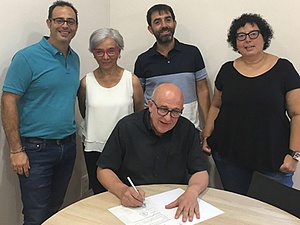 Ferran Puig, alcalde de Torrelles, signant el decret de Referèndum