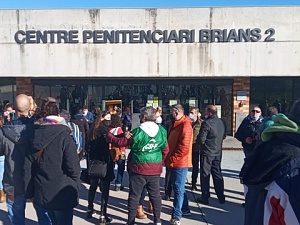 La protesta, que ha recorregut la curta distància entre les dues presons de Sant Esteve Sesrovires, ha estat convocada pels sindicats CSIF, ACAP i l'Associació Marea Blava, mentre CCOO ha optat per fer una reivindicació portes endins dels centres