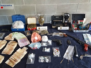 Com a resultat de les 11 entrades i escorcolls, els mossos van comissar 200 grams de cocaïna, un kilogram de substància de tall, un vehicle, 55.000 euros en efectiu, dues armes de foc, concretament un revòlver i una pistola, munició i entre altres armes, una simulada
