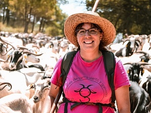 La pastora Cristina de Llanos amb el seu ramat d'ovelles