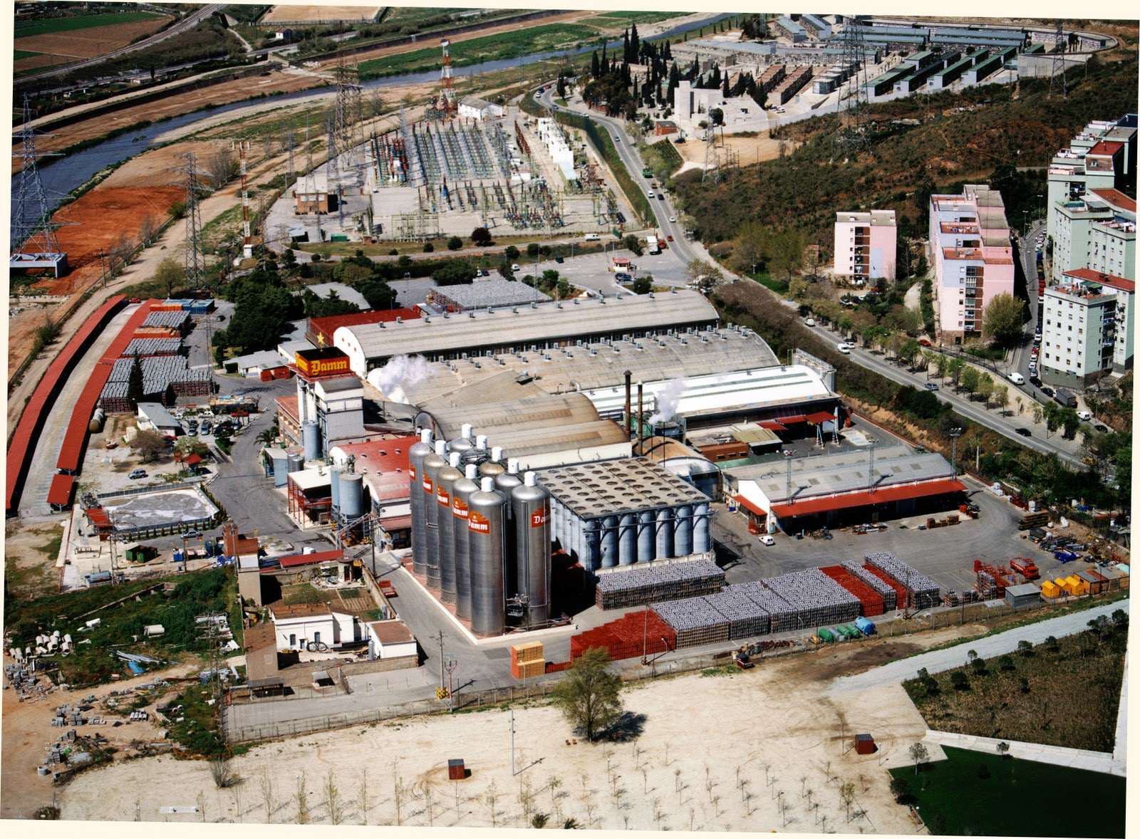 Vista aèrea de la planta de Damm al Prat de Llobregat
