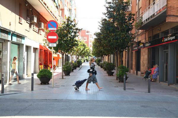 Imatge del carrer Baltasar d'Espanya, un dels més comercials del barri Centre de Sant Joan Despí