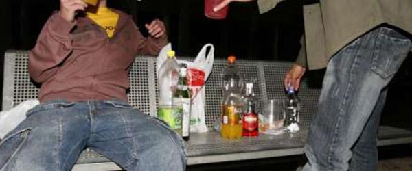 Consumir begudes alcohòliques a la via pública està sancionat a Cornellà