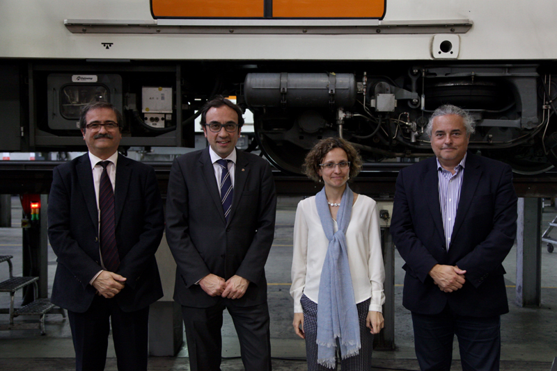 La consellera d’Ensenyament, Meritxell Ruiz, i el president de Ferrocarrils de la Generalitat de Catalunya (FGC), Enric Ticó, han signat un conveni