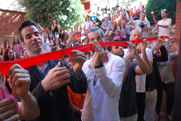 El grup Los Vivancos van tallar la cinta de la inauguració del nou local.