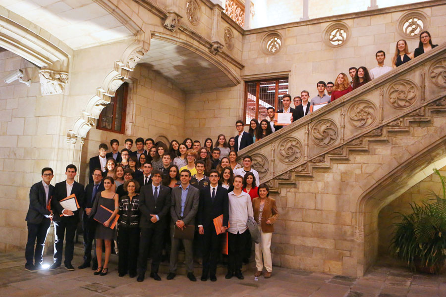 Foto de família dels 55 alumnes guardonats amb el president de la Generalitat i la consellera d'Ensenyament
