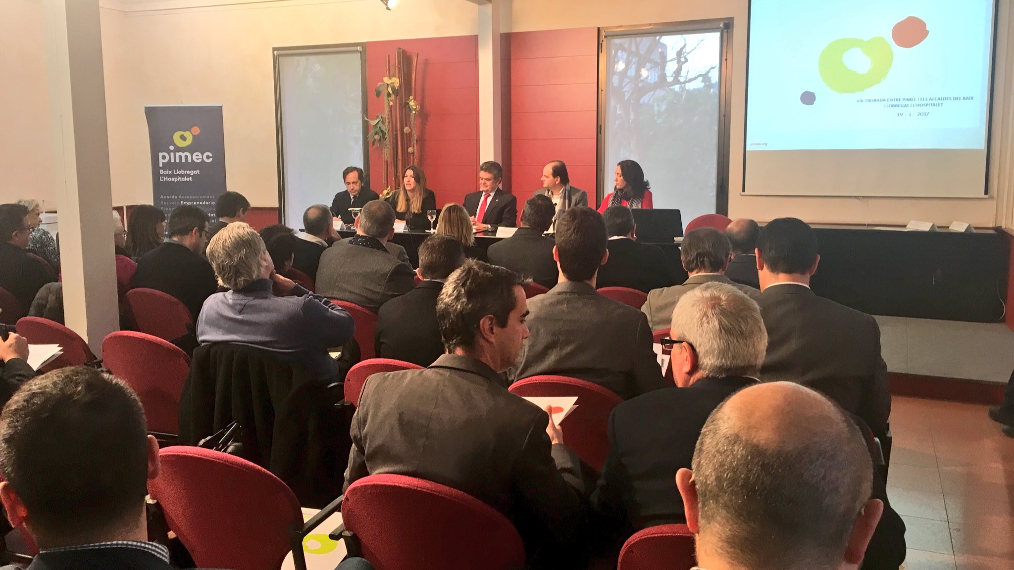 La trobada va comptar amb la presència de més d’una trentena d’alcaldes i alcaldesses, regidors i regidores del Baix Llobregat i L’Hospitalet 