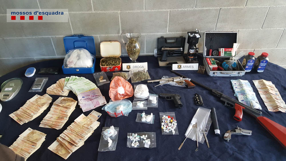 Com a resultat de les 11 entrades i escorcolls, els mossos van comissar 200 grams de cocaïna, un kilogram de substància de tall, un vehicle, 55.000 euros en efectiu, dues armes de foc, concretament un revòlver i una pistola, munició i entre altres armes, una simulada