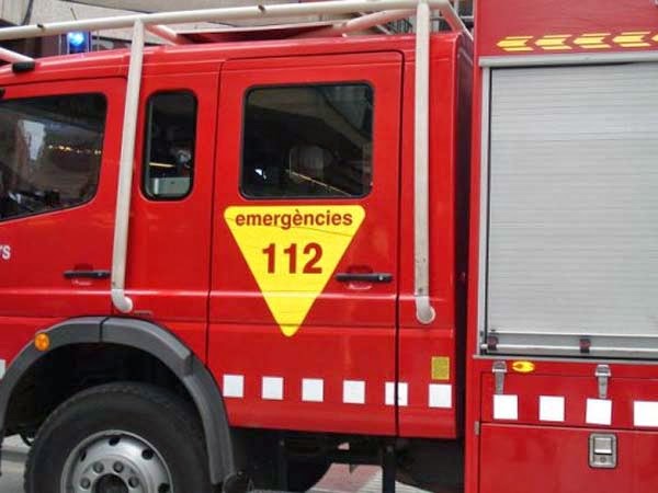 SUCCESSOS: Sis intoxicats per inhalació de fum a causa d’un cotxe incendiat a Viladecans 