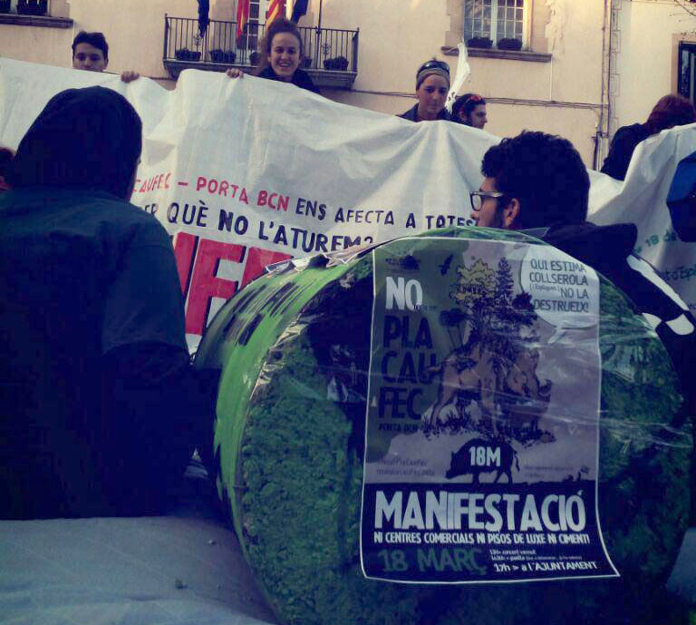 Protesta contra el pla Caufec davant l’Ajuntament d’Esplugues