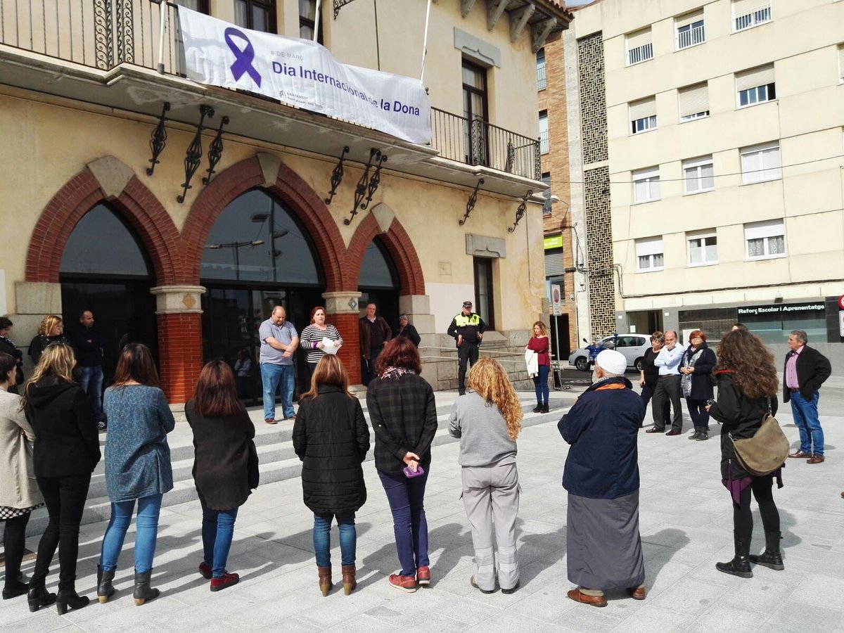 Aturada de dones davant de l’Ajuntament de Sant Vicenç