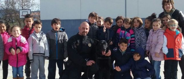 La Policia Local de Sant Feliu fa un taller amb un gos