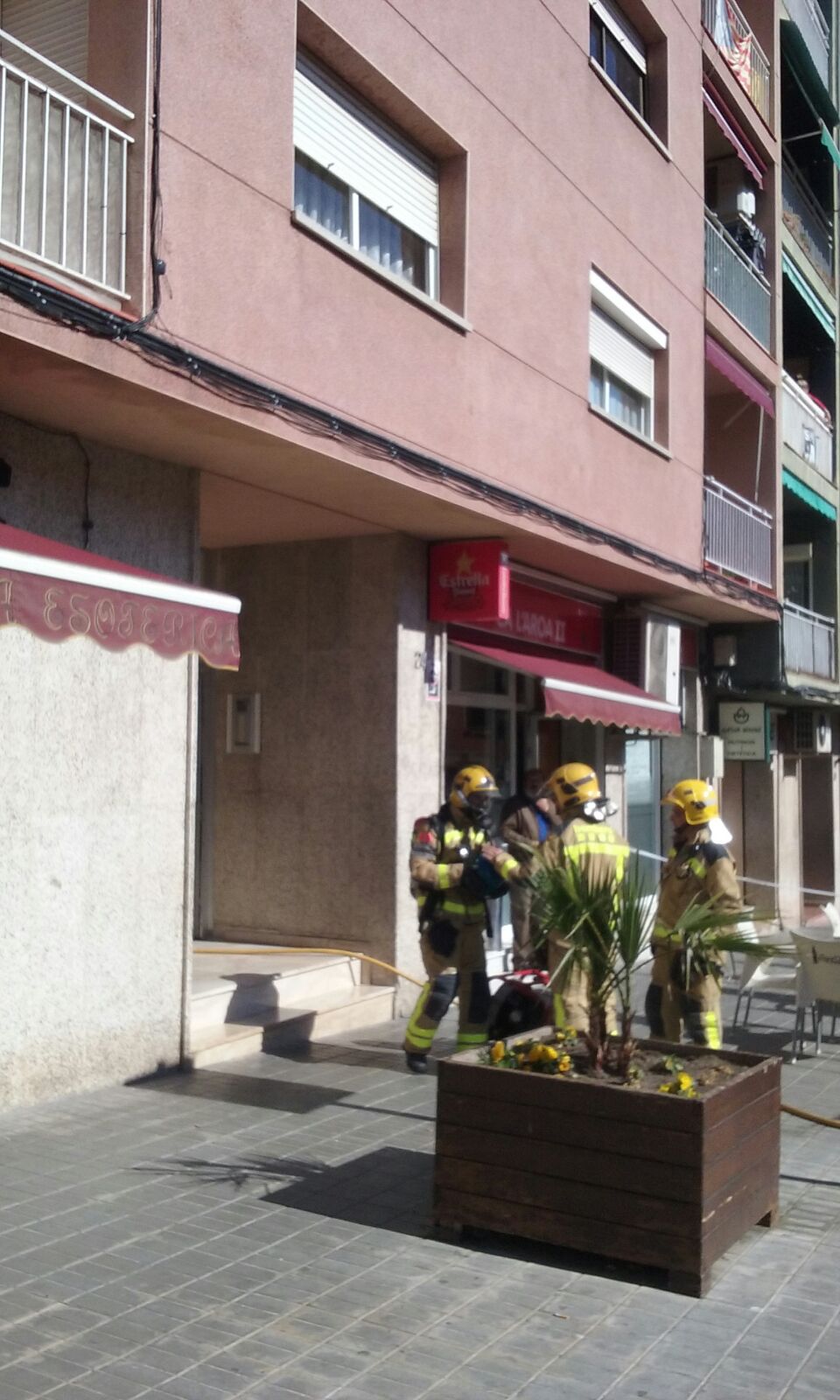 SUCCESSOS: Un incendi a una cuina obliga a desallotjar un edifici d’habitatges a Sant Andreu de la Barca