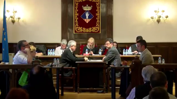 Ple de l'Ajuntament d'Esplugues en el moment de votar la proposta