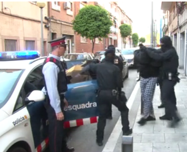 Moment del tarsllat del detingut a Cornellà de Llobregat