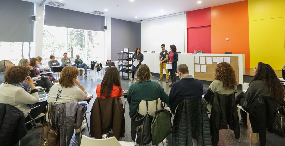 La biblioteca Jordi Rubió i Balaguer de Sant Boi de Llobregat va ser escenari ahir la primera trobada de la xarxa local d'Escola Nova 21