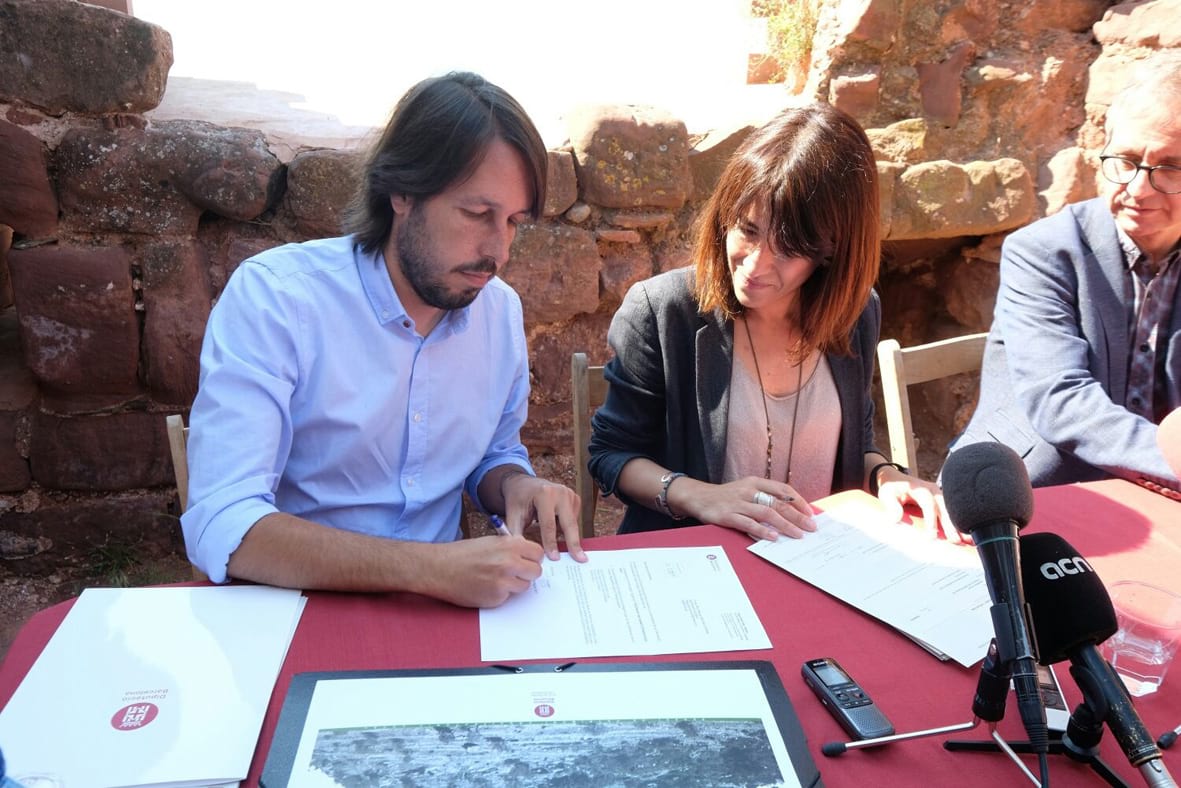 El document ha estat lliurat apel diputat d'Urbanisme i Habitatge, Josep Ramon Mut, a l'alcaldessa, Raquel Sánchez, en un acte que ha tingut lloc en el mateix castell d'Eramprunyà
