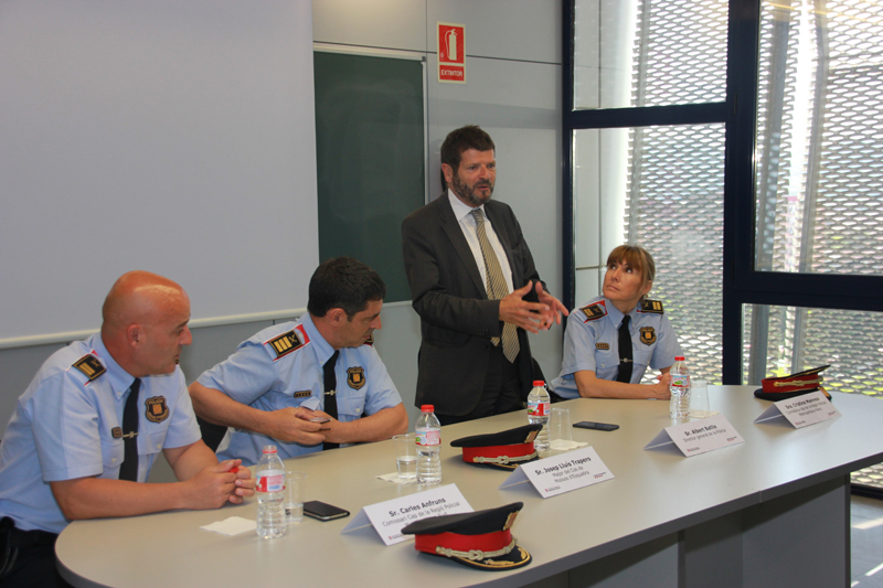L'acte celebrat a la comissaria dels Mossos de Sant Feliu de Llobregat va comptar amb la presència del director general de la policia, Albert Batlle