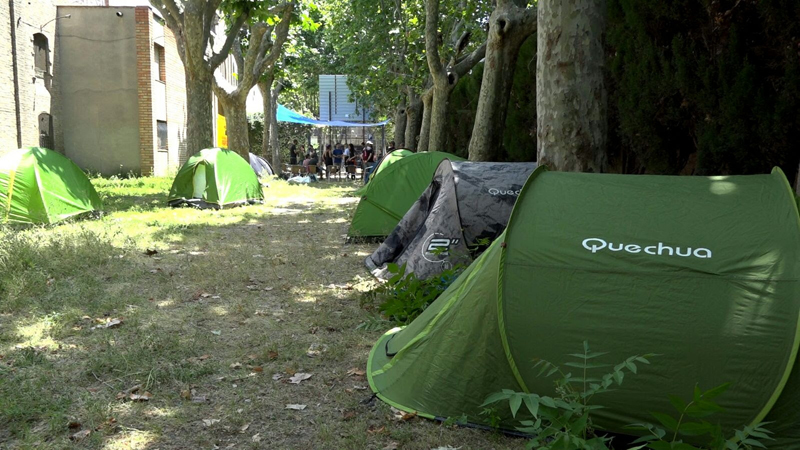 La Plataforma “Aturem l’enderroc, Salvem l’Artesà” ha organitzat una acampada davant de l’edifici modernista 