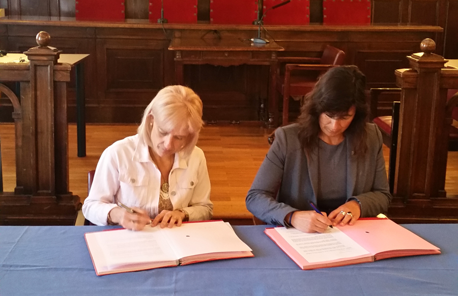 Moment de la signatura de l'alcaldessa, Pilar Díaz, i la directora general d’Igualtat de la Generalitat, Mireia Mata