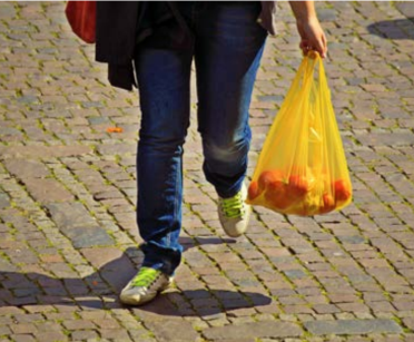 MEDI AMBIENT:  Els comerços de la comarca tenen prohibit regalar bosses de plàstic per a la compra 