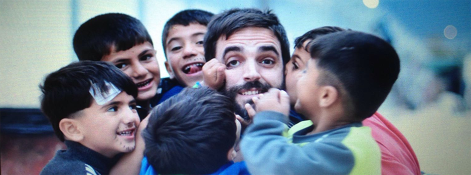 Josep Antoni Porras, pediatre de l'hospital, amb nens dels camps de refugiats de Grècia 