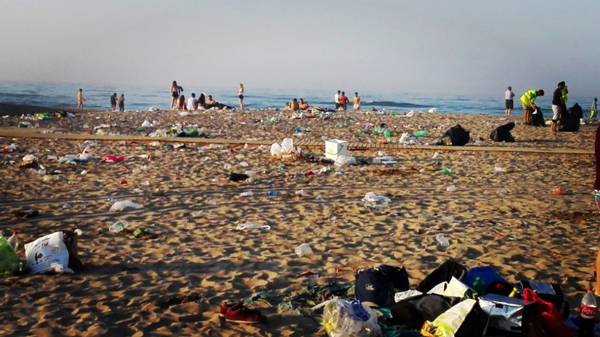 MEDI AMBIENT: La revetlla de Sant Joan deixa 6,3 tones d'escombraries a la platja de Castelldefels