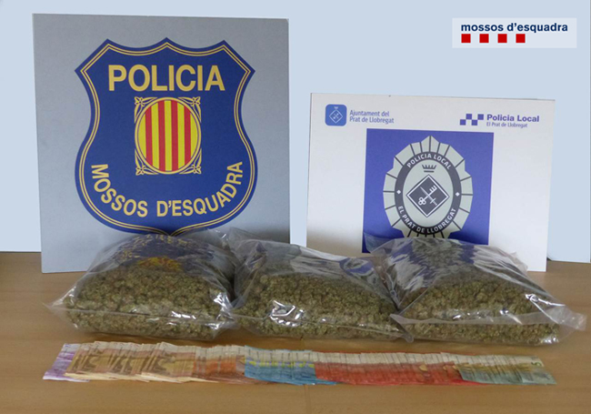 Els agents van comprovar el contingut de la bossa van trobar tres quilograms de marihuana