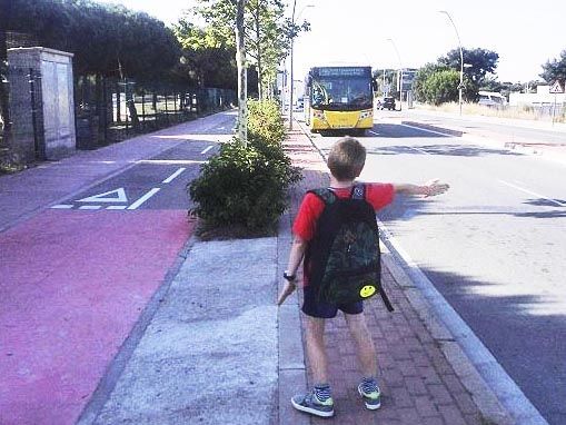 Infants de Castelldefels aprenen a utilitzar l’autobús
