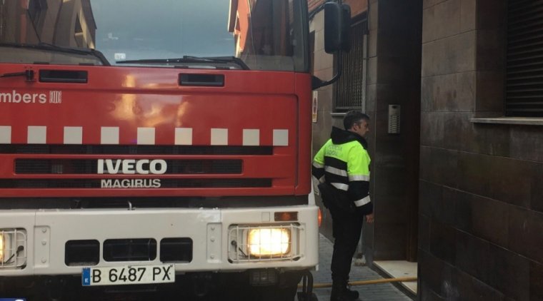SUCCESSOS: Vint-i-quatre persones ateses per un incendi en una botiga que ha afectat els pisos superiors a Castelldefels