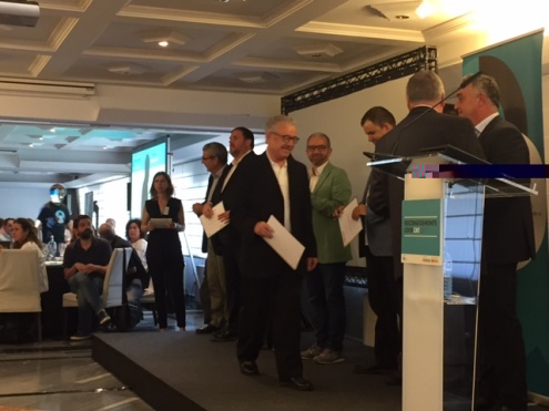 Antoni Pedrero, president del consell rector de la COV, en el moment de recollir el premi
