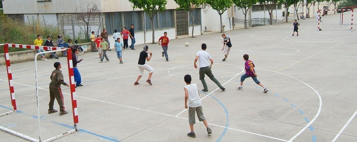 SOCIETAT: Cornellà de Llobregat obrirà el pati de cinc escoles durant les tardes d’estiu per jugar-hi i practicar esport