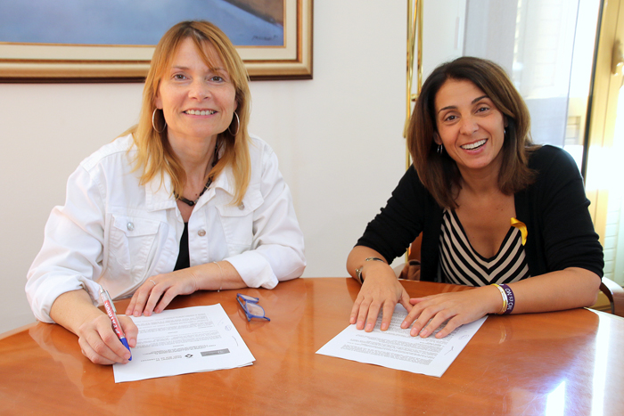 L'alcaldessa, Lluïsa Moret, i la presidenta del Fons Català de Cooperació, Meritxell Budó, han signat el document