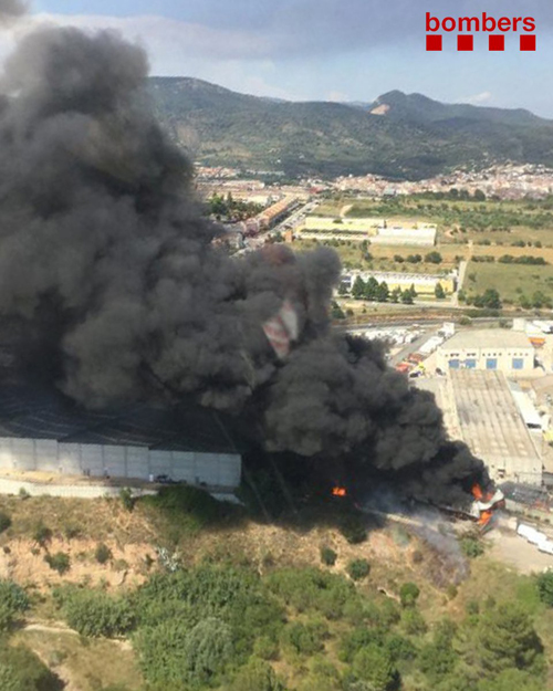 SUCCESSOS: Estabilitzat l'incendi d'indústria d'Esparreguera 