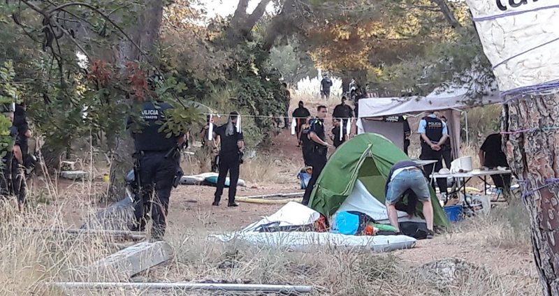 Els Mossos d’Esquadra en col·laboració de la Policia Local de Castelldefels han desallotjat aquest dijous al matí l’acampada 