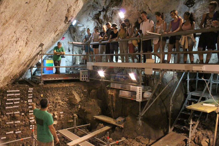 CULTURA: Una vintena de joves d'arreu del món participen en el camp de treball de la cova de Can Sadurní