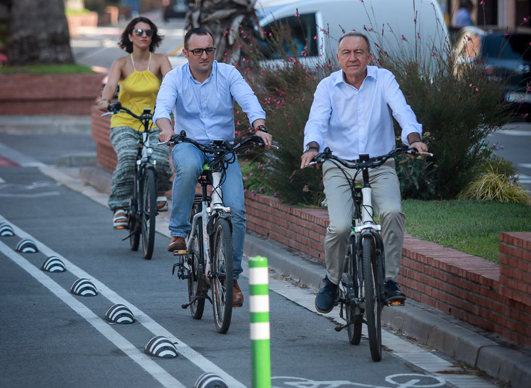 L’alcalde accidental del Prat de Llobregat, Juan Pedro Pérez, i el vicepresident de Mobilitat i Transport de l'AMB, Antoni Poveda, han inaugurat el carril bici 