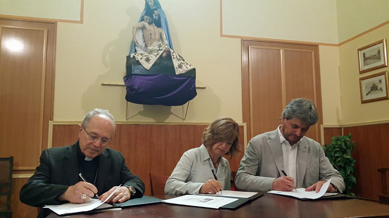 Moment de la signatura del conveni que rehabilitarà la coberta de l'església de Sant Baldiri