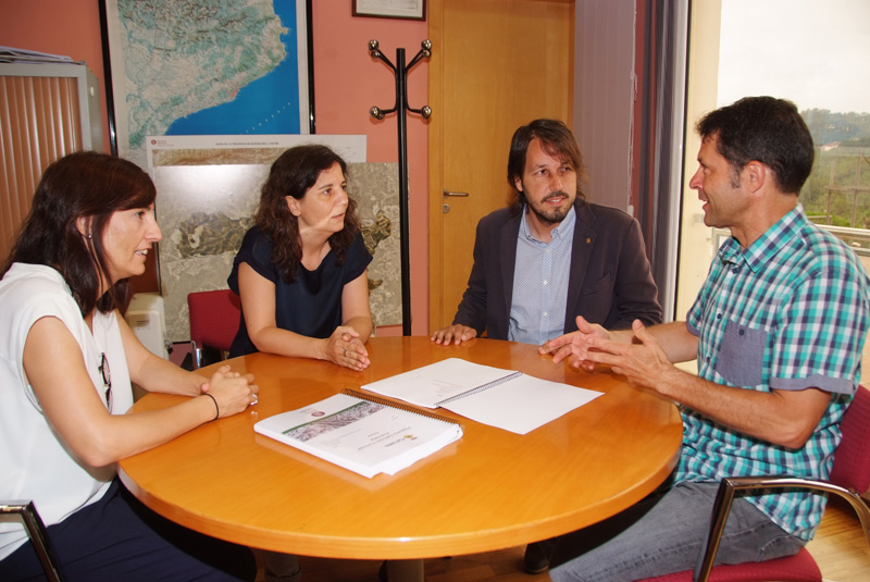 L'estudi l'ha lliurat avui el diputat d'Urbanisme i Habitatge, Josep Ramon Mut, a l'alcalde, José Ignacio Aparicio